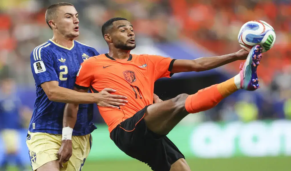 FOTOGRAFÍA. HOUSTON (ESTADO DE TEXAS) ESTADOS UNIDOS DE AMÉRICA, EEUU, 20 DE JUNIO DE 2026. Países Bajos arrolla 5-1 a Suecia. El delantero de Paises Bajos Cody Gakpo (d) disputa el balón con el defensa de Suecia Gustaf Lagerbielke durante el partido Países Bajos - Suecia del Mundial 2026 disputado este sábado en Houston. Efe
