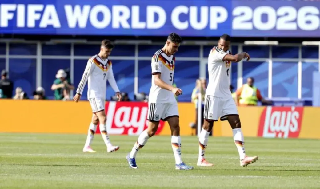 FOTOGRAFÍA. FOXBOROUGH (ESTADO DE MASSACHUSETTS) ESTADOS UNIDOS DE AMÉRICA, EEUU, 29 DE JUNIO DE 2026. Paraguay elimina a Alemania EN penaltis 1-1 (3-4). Los jugadores alemanes (de izquierda a derecha) Kai Havertz, Aleksandar Pavlović y Jonathan Tah abandonan cabizbajos el campo en a eliminación a manos de Paraguay en el Mundial 2026. Efe