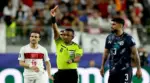 FOTOGRAFÍA. SANTA CLARA (SAN FRANCISCO) ESTADO DE CALIFORNIA (ESTADOS UNIDOS DE AMÉRICA, EEUU), 19 DE JUNIO DE 2026. Paraguay se impone a Turquía y seguirá peleando 0-1. El árbitro Iván Arcides Barton Cisneros muestra una tarjeta roja a Miguel Almirón, de Paraguay, durante el partido de la Copa Mundial 2026 ante Turquía en San Francisco (EE.UU.). Efe