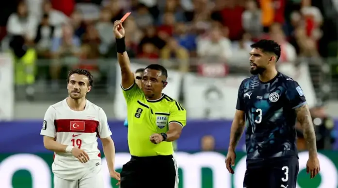 Paraguay se impone a Turquía y seguirá peleando 0-1 (1) FOTOGRAFÍA. SANTA CLARA (SAN FRANCISCO) ESTADO DE CALIFORNIA (ESTADOS UNIDOS DE AMÉRICA, EEUU), 19 DE JUNIO DE 2026. Paraguay se impone a Turquía y seguirá peleando 0-1. El árbitro Iván Arcides Barton Cisneros muestra una tarjeta roja a Miguel Almirón, de Paraguay, durante el partido de la Copa Mundial 2026 ante Turquía en San Francisco (EE.UU.). Efe