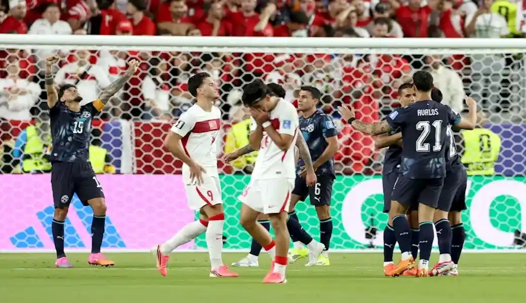 FOTOGRAFÍA. SANTA CLARA (SAN FRANCISCO) ESTADO DE CALIFORNIA (ESTADOS UNIDOS DE AMÉRICA, EEUU), 19 DE JUNIO DE 2026. Paraguay se impone a Turquía y seguirá peleando 0-1. Gustavo Gómez (l), de Paraguay, y sus compañeros celebran tras el partido de la Copa Mundial 2026 ante Turquía en San Francisco. Efe