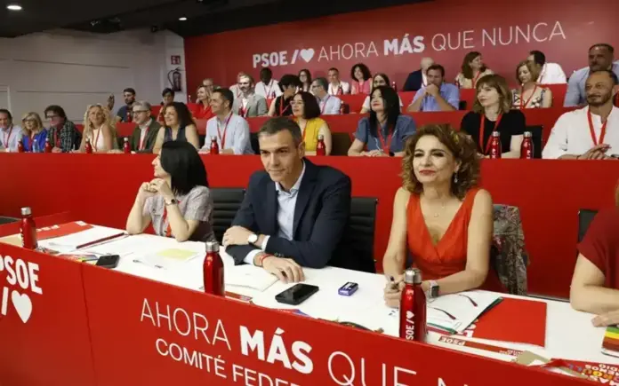 FOTOGRAFÍA. MADRID (ESPAÑA), 27 DE JUNIO DE 2026. Pedro Sánchez: El PSOE jamás ha tirado la toalla. El secretario general del Partido Socialista (PSOE) y presidente del Gobierno de España, Pedro Sánchez Pérez-Castejón (c); y la vicesecretaria general del PSOE humillada en las últimas elecciones autonómicas de Andalucía, María Jesús Montero Cuadrado (d); durante la reunión del Comité Federal del PSOE. Efe