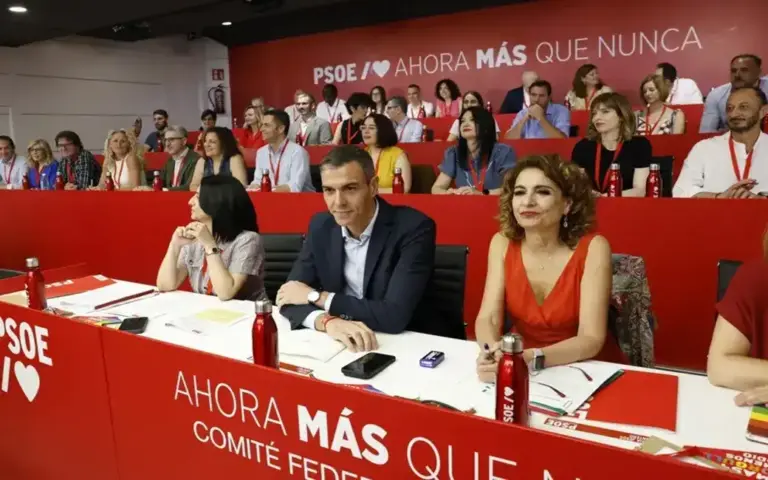 FOTOGRAFÍA. MADRID (ESPAÑA), 27 DE JUNIO DE 2026. Pedro Sánchez: El PSOE jamás ha tirado la toalla. El secretario general del Partido Socialista (PSOE) y presidente del Gobierno de España, Pedro Sánchez Pérez-Castejón (c); y la vicesecretaria general del PSOE humillada en las últimas elecciones autonómicas de Andalucía, María Jesús Montero Cuadrado (d); durante la reunión del Comité Federal del PSOE. Efe