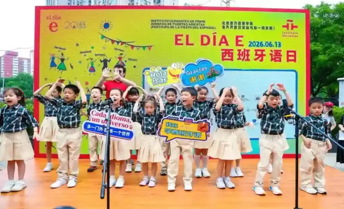FOTOGRAFÍA. PEKÍN (CHINA), 13 DE JUNIO DE 2026. Pekín celebra fiesta internacional del idioma español "Día E". En la imagen, varios alumnos de la lengua española, el español o castellano, en pekín, China. El Instituto celebró este sábado una nueva edición del 'Día E', la gran fiesta internacional del idioma español, con una jornada de puertas abiertas que reunió a estudiantes, profesores, familias y representantes de los países hispanohablantes en vísperas del vigésimo aniversario del centro. Instituto Cervantes de Pekín/Efe