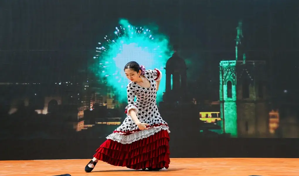 FOTOGRAFÍA. PEKÍN (CHINA), 13 DE JUNIO DE 2026. Pekín celebra fiesta internacional del idioma español "Día E". La directora del Instituto Cervantes de Pekín, Inmaculada González Puy, en una imagen facilitada por Instituto Cervantes de Pekín. El Instituto celebró este sábado una nueva edición del 'Día E', la gran fiesta internacional del idioma español, con una jornada de puertas abiertas que reunió a estudiantes, profesores, familias y representantes de los países hispanohablantes en vísperas del vigésimo aniversario del centro. Instituto Cervantes de Pekín/Efe