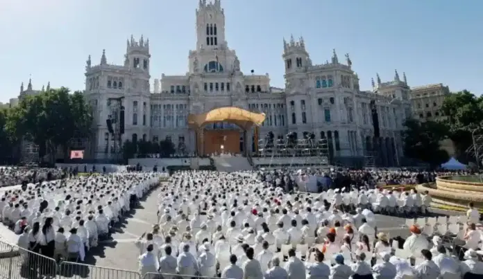 FOTOGRAFÍA. MADRID (ESPAÑA), 08 DE JUNIO DE 2026. León XIV exhorta a redescubrir la escuela de fe viva que es España. El Papa León XIV (Robert Francis Prevost), preside en Madrid, capital de España, una multitudinaria celebración del Corpus Christi en la Plaza de Cibeles, en el segundo día de su visita apostólica en el país de Alonso Quijano "Quijote", que finalizará el próximo viernes 12 de junio de 2026. Lasvocesdlepueblo (Ñ Pueblo)
