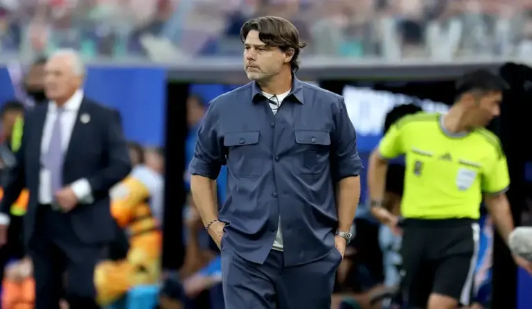 FOTOGRAFÍA. INGLEWOOD (ESTADO DE CALIFORNIA) ESTADOS UNIDOS DE AMÉRICA, EEUU, 12 DE JUNIO DE 2026. Pochettino: Lo importante es cómo se transita y termina el Mundial. El seleccionador de Estados Unidos, Mauricio Pochettino, observa desde la banda durante el partido de la fase de grupos de la Copa Mundial de la FIFA 2026 entre EE.UU. y Paraguay, en Los Ángeles, California (Estados Unidos de Améric, EEUU). Efe