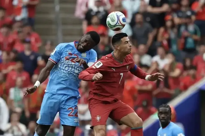 Cristiano Ronaldo, Portugal FOTOGRAFÍA. HOUSTON (ESTADOS UNIDOS DE AMÉRICA, EEUU), 17 DE JUNIO DE 2026. Martínez: Tratamos a Cristiano por sus sensaciones. El delantero portugués Cristiano Ronaldo (d) cabecea un balón ante Chancel Mbemba, de El Congo, durante el partido del Grupo K del Mundial 2026. Efe