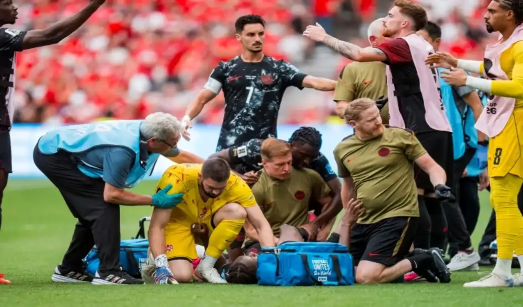 FOTOGRAFÍA. VANCOUVER (CANADÁ), 18 DE JUNIO DE 2026. Primer triunfo mundialista de Canadá ante Catar 6-0. El portero canadiense Maxime Crepeau (2-i) consuela a su compañero Ismael Koné (tendido en la grama) quien sufrió una grave lesión en la pierna izquierda tras una falta de Assim Madibo, de Catar. Efe