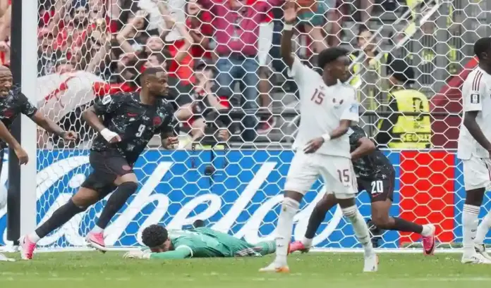 Primer triunfo mundialista de Canadá ante Catar 6-0 (2) FOTOGRAFÍA. VANCOUVER (CANADÁ), 18 DE JUNIO DE 2026. Primer triunfo mundialista de Canadá ante Catar 6-0. Cyle Larin (i), de Canadá, celebra su gol ante Catar en partido del Mundial 2026 en Vancouver. Efe