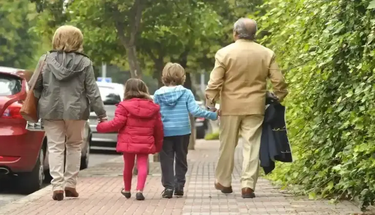 FOTOGRAFÍA. BARCELONA (CATALUÑA) ESPAÑA, 16 DE JUNIO DE 2026. Proteína SIRT7, implicada en la respuesta celular al estrés y envejecimiento. Detalle de unos abuelos con sus nietos, durante un paseo. Efe