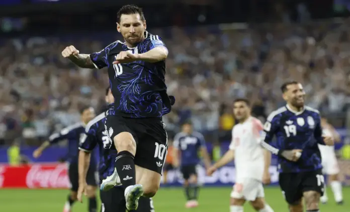 FOTOGRAFÍA. ARLINGTON (ESTADO DE VIRGINIA) ESTADOS UNIDOS DE AMÉRICA, EEUU, 27 DE JUNIO DE 2026. Puntuación perfecta de Argentina con Messi como en Catar 2022. En la imagen de este viernes, 27 de junio de 2026, se observa a Lionel Messi, de Argentina, al celebrar un gol durante un partido del grupo F del Mundial de la FIFA 2026 entre Jordania y Argentina en el estadio AT&T en Dallas (EEUU). Efe