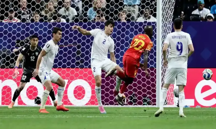 FOTOGRAFÍA. ATLANTA (ESTADO DE GEORGIA) ESTADOS UNIDOS DE AMÉRICA, EEUU, 27 DE JUNIO DE 2026. República Democrática del Congo se clasifica frente a Uzbekistán 3-1. Yoane Wissa, de la República Democrática del Congo (d), y Abdukodir Khusanov, de Uzbekistán (c), en acción durante el partido de la fase de grupos de la Copa Mundial de la FIFA 2026 entre la RDC y Uzbekistán en Atlanta (EE.UU.). Efe