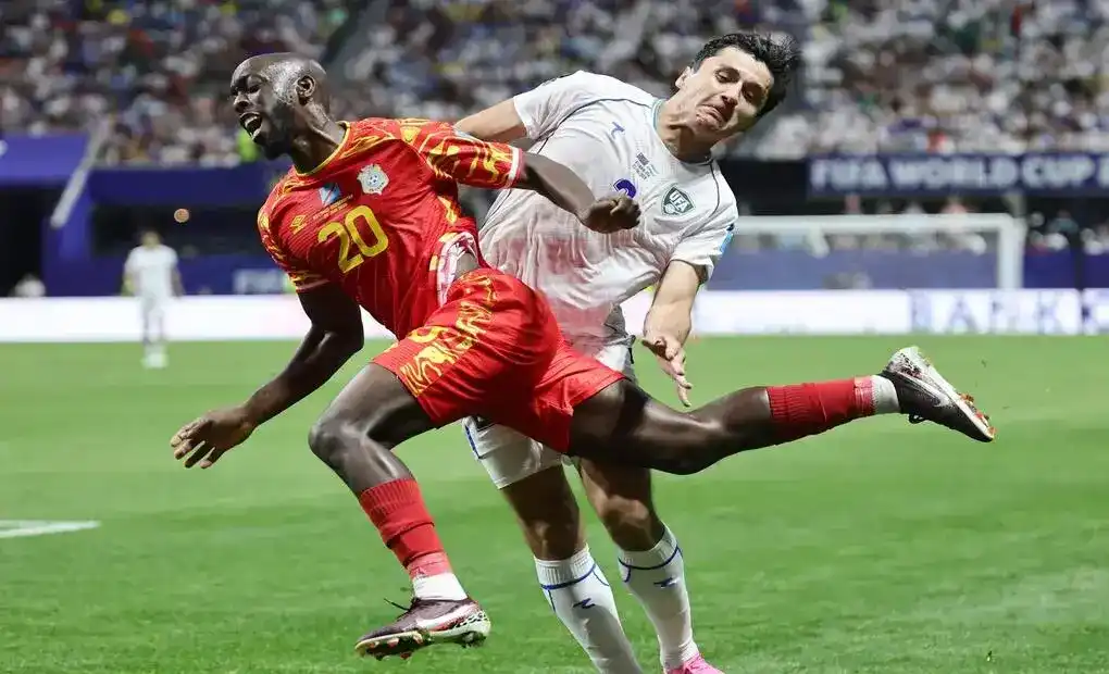 FOTOGRAFÍA. ATLANTA (ESTADO DE GEORGIA) ESTADOS UNIDOS DE AMÉRICA, EEUU, 27 DE JUNIO DE 2026. República Democrática del Congo se clasifica frente a Uzbekistán 3-1. Yoane Wissa, de la República Democrática del Congo (i), y Abdukodir Khusanov, de Uzbekistán, en acción durante el partido de la fase de grupos de la Copa Mundial de la FIFA 2026 entre la RDC y Uzbekistán en Atlanta (EE.UU.). Efe