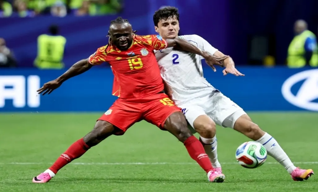 FOTOGRAFÍA. ATLANTA (ESTADO DE GEORGIA) ESTADOS UNIDOS DE AMÉRICA, EEUU, 27 DE JUNIO DE 2026. República Democrática del Congo se clasifica frente a Uzbekistán 3-1. Fiston Mayele, de la República Democrática del Congo (i), y Abdukodir Khusanov, de Uzbekistán, en acción durante el partido de la fase de grupos de la Copa Mundial de la FIFA 2026 entre RDC y Uzbekistán en Atlanta (EE.UU.). Efe