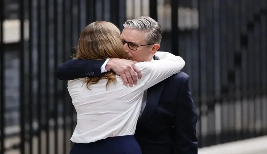FOTOGRAFÍA. LONDRES (REINO UNIDO), 22 DE JUNIO DE 2026. Starmer se ve forzado a dejar el poder en Reino Unido y dimite. El primer ministro británico, Keir Starmer (d), abraza a su esposa Victoria tras realizar una declaración en la calle Downing Street, Londres, Reino Unido, 22 de junio de 2026. Keir Starmer ha dimitido como primer ministro del Reino Unido. (Reino Unido, Londres) Efe