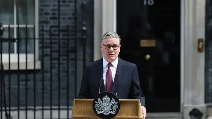 STARMER-DIMISION-PUERTA FOTOGRAFÍA. LONDRES (REINO UNIDO), 22 DE JUNIO DE 2026. Starmer se ve forzado a dejar el poder en Reino Unido y dimite. FOTOGRAFÍA. LONDRES (REINO UNIDO), 22 DE JUNIO DE 2026. El primer ministro británico, Keir Rodney Starmer, tras realizar una declaración en Downing Street, Londres, Reino Unido, el 22 de junio de 2026. Keir Starmer ha dimitido como primer ministro del Reino Unido. Efe