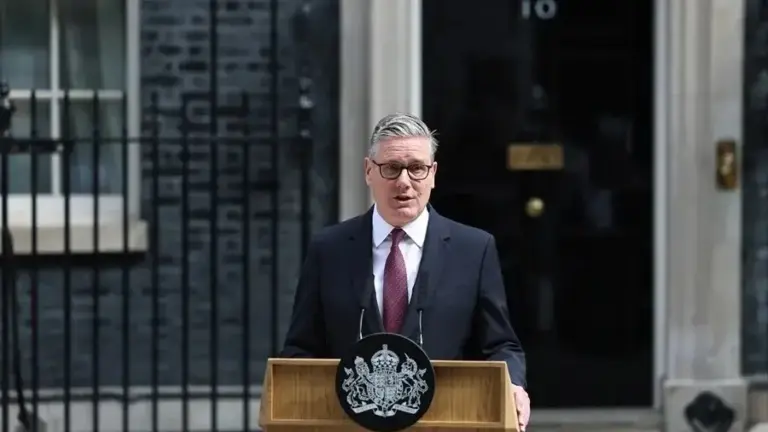 FOTOGRAFÍA. LONDRES (REINO UNIDO), 22 DE JUNIO DE 2026. Starmer se ve forzado a dejar el poder en Reino Unido y dimite. FOTOGRAFÍA. LONDRES (REINO UNIDO), 22 DE JUNIO DE 2026. El primer ministro británico, Keir Rodney Starmer, tras realizar una declaración en Downing Street, Londres, Reino Unido, el 22 de junio de 2026. Keir Starmer ha dimitido como primer ministro del Reino Unido. Efe