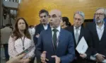 FOTOGRAFÍA. BRUSELAS (BÉLGICA), 17 DE JUNIO DE 2026. Histórica victoria patriota: Aprobado el Reglamento de retorno de inmigrantes más contundente. El jefe de la delegación de VOX en el Parlamento Europeo, Jorge Buxadé Villalba (c, primer fila), este miércoles. Lasvocesdelpueblo (Ñ Pueblo)