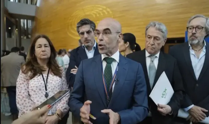 Buxadé FOTOGRAFÍA. BRUSELAS (BÉLGICA), 17 DE JUNIO DE 2026. Histórica victoria patriota: Aprobado el Reglamento de retorno de inmigrantes más contundente. El jefe de la delegación de VOX en el Parlamento Europeo, Jorge Buxadé Villalba (c, primer fila), este miércoles. Lasvocesdelpueblo (Ñ Pueblo)