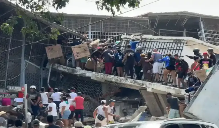 FOTOGRAFÍA. LA GUAIRA (VENEZUELA), 25 DE JUNIO DE 2026. Terremotos Venezuela: Asaltan varios de los comercios en La Guaira, norte de Venezuela. Captura de pantalla que muestra a personas haciendo saqueos en un establecimiento comercial este jueves, en la localidad de Catia La Mar, en el estado costero de La Guaira (Venezuela). Efe