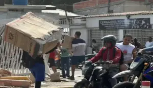 FOTOGRAFÍA. LA GUAIRA (VENEZUELA), 25 DE JUNIO DE 2026. Terremotos Venezuela: Asaltan varios de los comercios en La Guaira, norte de Venezuela. Captura de pantalla que muestra a personas haciendo saqueos a un establecimiento comercial este jueves, en la localidad de Catia La Mar, en el estado costero de La Guaira (Venezuela). Efe