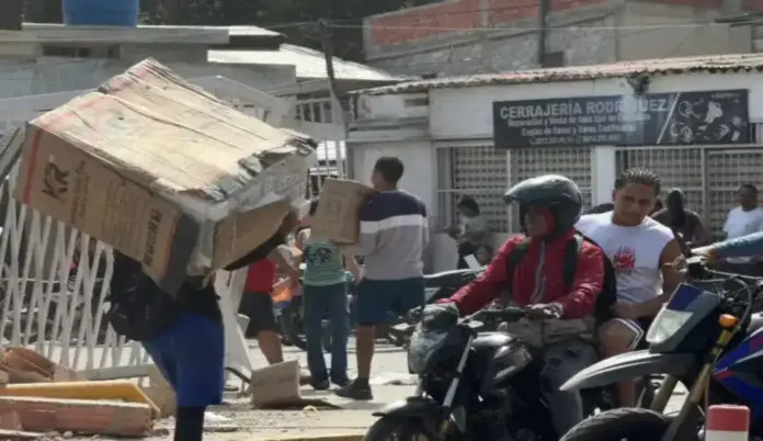 FOTOGRAFÍA. LA GUAIRA (VENEZUELA), 25 DE JUNIO DE 2026. Terremotos Venezuela: Asaltan varios de los comercios en La Guaira, norte de Venezuela. Captura de pantalla que muestra a personas haciendo saqueos a un establecimiento comercial este jueves, en la localidad de Catia La Mar, en el estado costero de La Guaira (Venezuela). Efe