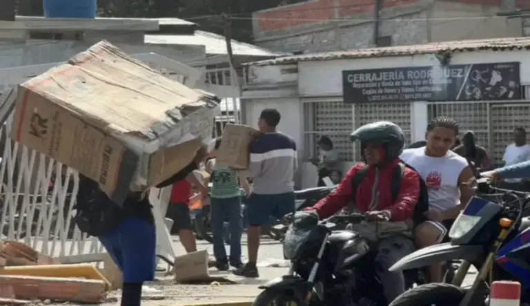 FOTOGRAFÍA. LA GUAIRA (VENEZUELA), 25 DE JUNIO DE 2026. Terremotos Venezuela: Asaltan varios de los comercios en La Guaira, norte de Venezuela. Captura de pantalla que muestra a personas haciendo saqueos a un establecimiento comercial este jueves, en la localidad de Catia La Mar, en el estado costero de La Guaira (Venezuela). Efe
