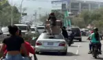 FOTOGRAFÍA. LA GUAIRA (VENEZUELA), 25 DE JUNIO DE 2026. Terremotos Venezuela: Asaltan varios de los comercios en La Guaira, norte de Venezuela. Captura de pantalla que muestra a personas haciendo saqueos a un establecimiento comercial este jueves, en la localidad de Catia La Mar, en el estado costero de La Guaira (Venezuela). Efe