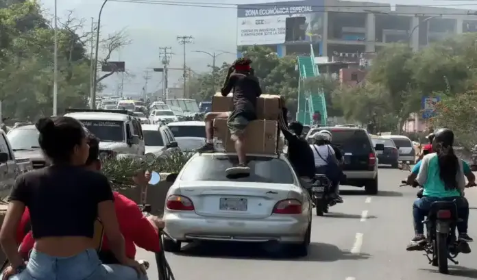 FOTOGRAFÍA. LA GUAIRA (VENEZUELA), 25 DE JUNIO DE 2026. Terremotos Venezuela: Asaltan varios de los comercios en La Guaira, norte de Venezuela. Captura de pantalla que muestra a personas haciendo saqueos a un establecimiento comercial este jueves, en la localidad de Catia La Mar, en el estado costero de La Guaira (Venezuela). Efe