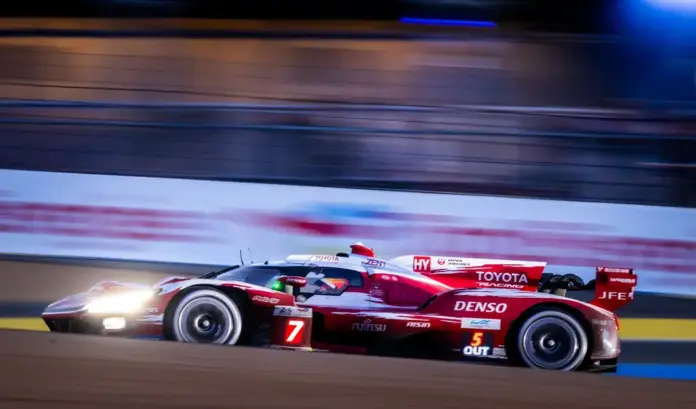 Toyota regresa al primer cajón del podio después de tres años FOTOGRAFÍA.LE MANS (FRANCIA), 14 DE JUNIO DE 2026. Toyota regresa al primer cajón del podio después de tres años. El equipo del Toyota número 7 formado por el japonés Kamui Kobayashi, el inglés Mike Conway (en la imagen) y el neerlandés Nick De Vries. Efe