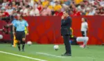 FOTOGRAFÍA. VANCOUVER (COLOMBIA BRITÁNICA) CANADÁ, 14 DE JUNIO DE 2026. Turquía lamenta no haber podido evitar contragolpes ante Australia. El seleccionador de Turquía Vincenzo Montella observa el juego en la primera parte durante el partido de la fase de grupos de la Copa Mundial de la FIFA 2026 entre Australia y Turquía, en Vancouver, Canadá. Efe