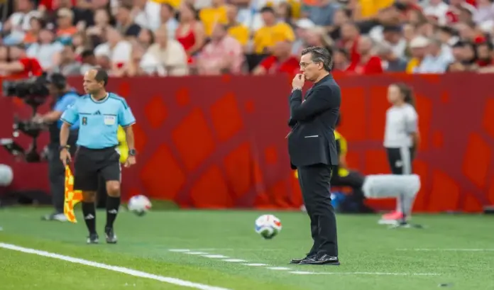 Turquía lamenta no haber podido evitar contragolpes ante Australia, Vincenzo Montella FOTOGRAFÍA. VANCOUVER (COLOMBIA BRITÁNICA) CANADÁ, 14 DE JUNIO DE 2026. Turquía lamenta no haber podido evitar contragolpes ante Australia. El seleccionador de Turquía Vincenzo Montella observa el juego en la primera parte durante el partido de la fase de grupos de la Copa Mundial de la FIFA 2026 entre Australia y Turquía, en Vancouver, Canadá. Efe