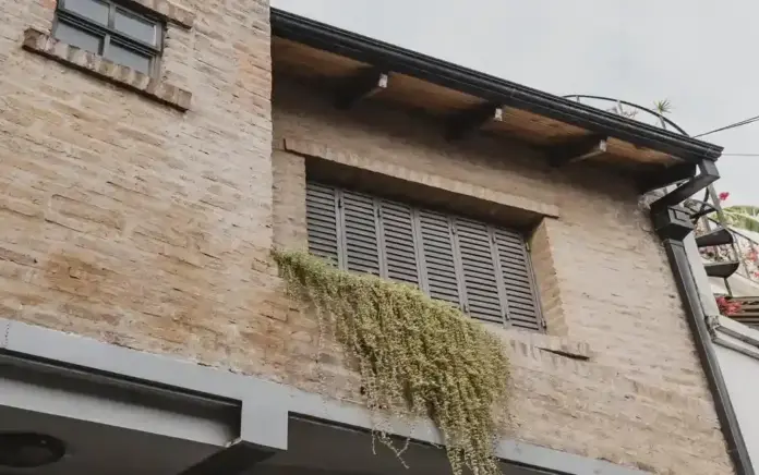 FOTOGRAFÍA. MURCIA (REGIÓN DE MURCIA) ESPAÑA, 24 DE JUNIO DE 2026. Un español podría perder su vivienda habitual hipotecada. Detalle de la fachada de una casa de la ciudad con ventanas. Imagen creada por Freepik (Magic)