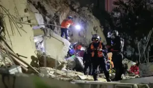 FOTOGRAFÍA. CARACAS (VENEZUELA), 25 DE JUNIO DE 2026. Terremotos Venezuela: 164 muertos y 971 heridos más 30 réplicas. Dos fuertes sismos sacuden Venezuela en un minuto, el principal fue de magnitud 7,5. Efectivos de los servicios de emergencia buscan víctimas entre los escombros de edificios derrumbados en Caracas, Venezuela, por los terremotos. Efe
