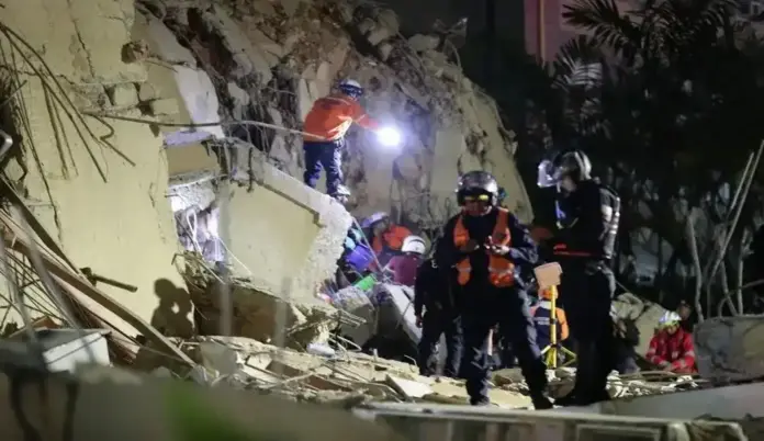 FOTOGRAFÍA. CARACAS (VENEZUELA), 25 DE JUNIO DE 2026. Terremotos Venezuela: 164 muertos y 971 heridos más 30 réplicas. Dos fuertes sismos sacuden Venezuela en un minuto, el principal fue de magnitud 7,5. Efectivos de los servicios de emergencia buscan víctimas entre los escombros de edificios derrumbados en Caracas, Venezuela, por los terremotos. Efe