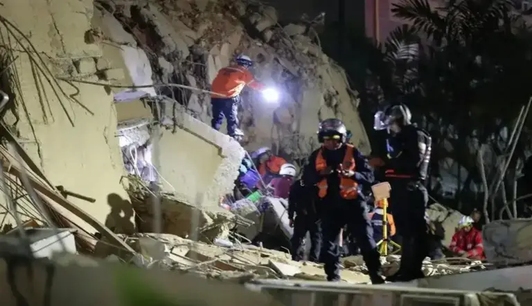 FOTOGRAFÍA. CARACAS (VENEZUELA), 25 DE JUNIO DE 2026. Terremotos Venezuela: 164 muertos y 971 heridos más 30 réplicas. Dos fuertes sismos sacuden Venezuela en un minuto, el principal fue de magnitud 7,5. Efectivos de los servicios de emergencia buscan víctimas entre los escombros de edificios derrumbados en Caracas, Venezuela, por los terremotos. Efe