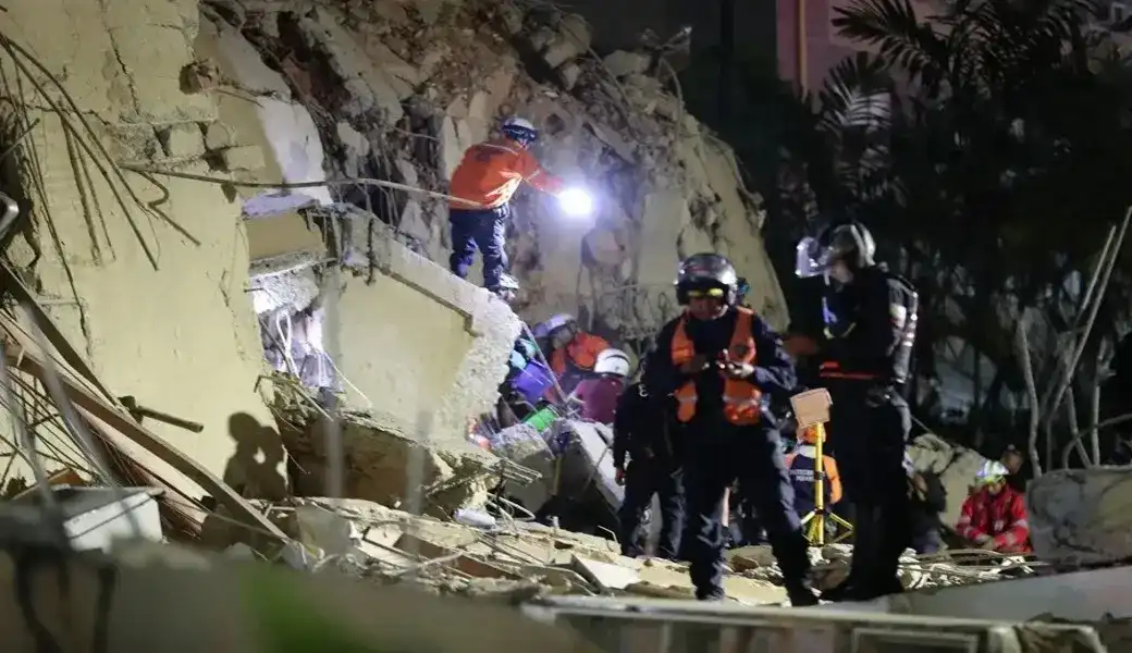FOTOGRAFÍA. CARACAS (VENEZUELA), 25 DE JUNIO DE 2026. Terremotos Venezuela: 164 muertos y 971 heridos más 30 réplicas. Dos fuertes sismos sacuden Venezuela en un minuto, el principal fue de magnitud 7,5. Efectivos de los servicios de emergencia buscan víctimas entre los escombros de edificios derrumbados en Caracas, Venezuela, por los terremotos. Efe