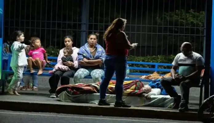 FOTOGRAFÍA. CARACAS (VENEZUELA), 25 DE JUNIO DE 2026. Terremotos Venezuela: 164 muertos y 971 heridos más 30 réplicas. Dos fuertes sismos sacuden Venezuela en un minuto, el principal fue de magnitud 7,5. Varias personas descansan en una parada de bus en Caracas, Venezuela, tras los terremotos. Efe