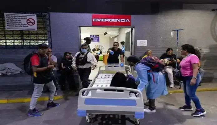 FOTOGRAFÍA. CARACAS (VENEZUELA), 25 DE JUNIO DE 2026. Terremotos Venezuela: 164 muertos y 971 heridos más 30 réplicas. Dos fuertes sismos sacuden Venezuela en un minuto, el principal fue de magnitud 7,5. Una persona herida por los terremotos llega al servicio de urgencias de un hospital de Caracas, Venezuela. Efe