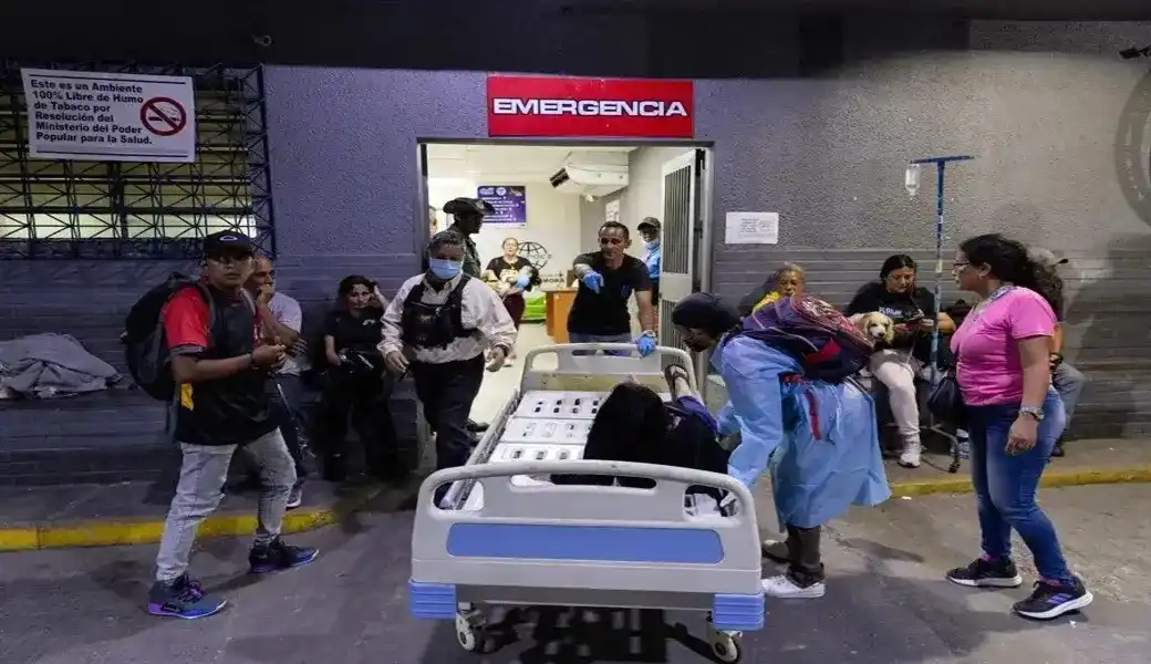 FOTOGRAFÍA. CARACAS (VENEZUELA), 25 DE JUNIO DE 2026. Terremotos Venezuela: 164 muertos y 971 heridos más 30 réplicas. Dos fuertes sismos sacuden Venezuela en un minuto, el principal fue de magnitud 7,5. Una persona herida por los terremotos llega al servicio de urgencias de un hospital de Caracas, Venezuela. Efe