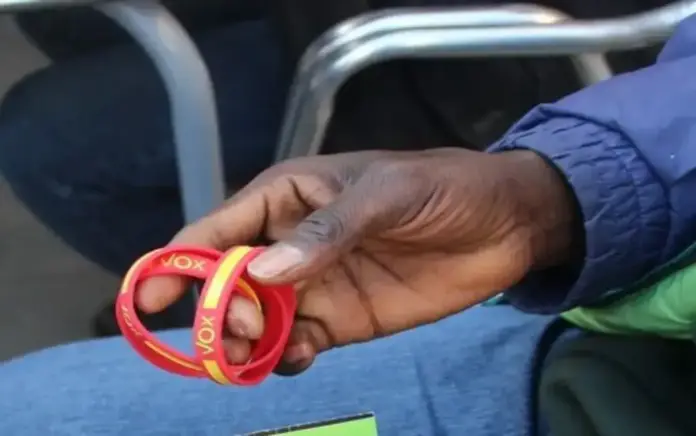 VOX, Victoria judicial de VOX El Tribunal Supremo tumba la multa del Tribunal de Cuenta sobre pulseras VOX FOTOGRAFÍA. MATARÓ (BARCELONA) CATALUÑA (ESPAÑA), 23 DE FEBRERO DE 2019. Ousmane Mballow, un inmigrante de origen Gambia (África) que llegó a España hace 22 años, muestra la pulseras y trípticos de VOX después de su afiliación y la de miembros de su familia a VOX en una carpa informativa de la formación presidida por Santiago Abascal Conde este mediodía en la capital de la Comarca del Maresme, Mataró. El nuevo afiliado de VOX explica, en declaraciones al diario digital Lasvocesdelpueblo que "VOX es la solución muchos de los problemas que tiene España". La carpa ha transcurrido sin incidentes. Lasvocesdelpueblo (Ñ Pueblo)