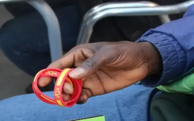 FOTOGRAFÍA. MATARÓ (BARCELONA) CATALUÑA (ESPAÑA), 23 DE FEBRERO DE 2019. Ousmane Mballow, un inmigrante de origen Gambia (África) que llegó a España hace 22 años, muestra la pulseras y trípticos de VOX después de su afiliación y la de miembros de su familia a VOX en una carpa informativa de la formación presidida por Santiago Abascal Conde este mediodía en la capital de la Comarca del Maresme, Mataró. El nuevo afiliado de VOX explica, en declaraciones al diario digital Lasvocesdelpueblo que "VOX es la solución muchos de los problemas que tiene España". La carpa ha transcurrido sin incidentes. Lasvocesdelpueblo (Ñ Pueblo)