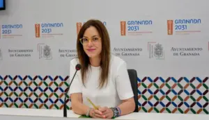 FOTOGRAFÍA. GRANADA (ANDALUCÍA) ESPAÑA, 24 DE JUNIO DE 2026. VOX pide garantizar Atención presencial a ancianos en Granada. La viceportavoz del Grupo Municipal de VOX, Mónica del Carmen Rodríguez Gallego (Mónica Rodríguez Gallego), registrada este miércoles en rueda de prensa. Lasvocesdelpueblo (Ñ Pueblo)