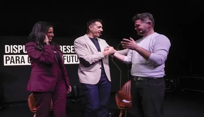VOX pregunta por la escolta de Leire Díez, David Sánchez y Sarah Santaolalla; Juan Gabriel Rufián Romero (Gabriel Rufián), Emilio Delgado Orgaz, escolta FOTOGRAFÍA. MADRID (ESPAÑA), 18 DE FEBRERO DE 2026. VOX pregunta por la escolta de Leire Díez, David Sánchez y Sarah Santaolalla. El portavoz del Grupo Parlamentario de la extrema izquierda separatista Esquerra Republicana de Catalunya (ERC), en Congreso de los Diputados, Juan Gabriel Rufián Romero (Gabriel Rufián); el portavoz adjunto de la formación regional de ultraizquierda "Más Madrid" en la Asamblea madrileña, Emilio Delgado Orgaz (c); y la tertuliana de extrema izquierda, Sarah Marina Pérez Santaolalla (Sarah Santaolalla) (i); participan esta noche en un acto de izquierda extrema sobre los fracasos de las ultraizquierdas con la vista puesta en las próximas elecciones a las Cortes Generales. Efe