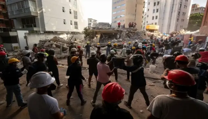 FOTOGRAFÍA. CARACAS (VENEZUELA), 27 DE JUNIO DE 2026. Decenas de personas fueron captadas este 27 de junio realizando labores de rescate, en una zona afectada por los terremotos del pasado sábado, en Caracas (Venezuela). Efe