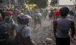 FOTOGRAFÍA. CARACAS (VENEZUELA), 27 DE JUNIO DE 2026. Decenas de personas fueron captadas este 27 de junio realizando labores de rescate, en una zona afectada por los terremotos del pasado sábado, en Caracas (Venezuela). Efe