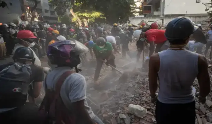 FOTOGRAFÍA. CARACAS (VENEZUELA), 27 DE JUNIO DE 2026. Decenas de personas fueron captadas este 27 de junio realizando labores de rescate, en una zona afectada por los terremotos del pasado sábado, en Caracas (Venezuela). Efe