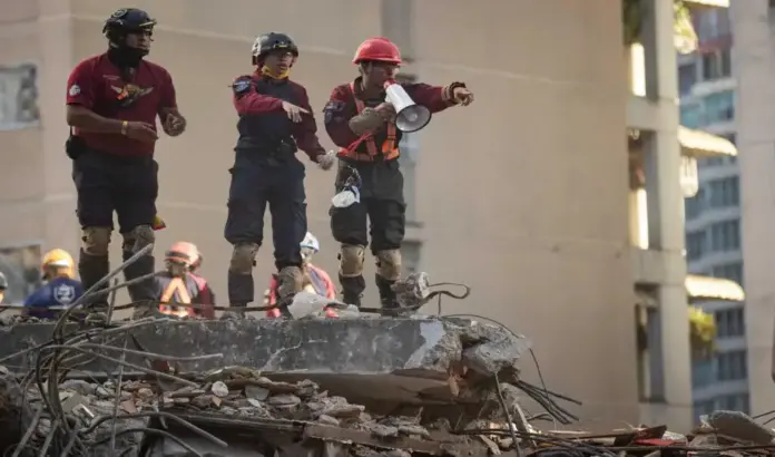 FOTOGRAFÍA. CARACAS (VENEZUELA), 27 DE JUNIO DE 2026. Venezuela: 1.430 fallecidos, 3.238 heridos y 3.142 familias damnificadas. Decenas de personas fueron captadas este 27 de junio realizando labores de rescate, en una zona afectada por los terremotos del pasado sábado, en Caracas (Venezuela). Efe