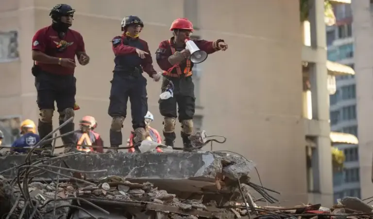 FOTOGRAFÍA. CARACAS (VENEZUELA), 27 DE JUNIO DE 2026. Venezuela: 1.430 fallecidos, 3.238 heridos y 3.142 familias damnificadas. Decenas de personas fueron captadas este 27 de junio realizando labores de rescate, en una zona afectada por los terremotos del pasado sábado, en Caracas (Venezuela). Efe